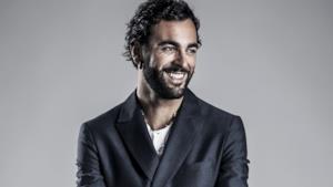 Marco Mengoni con barba e giacca elegante