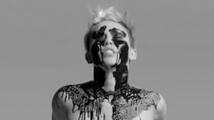 Miley Cyrus in topless sporca di vernice che cola