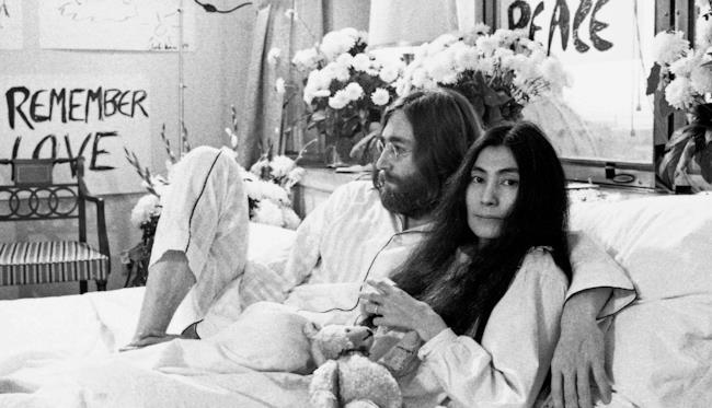 John Lennon e Yoko Ono insieme sul letto in una foto d&#39;epoca