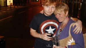 Ed Sheeran abbracciato alla madre Imogen