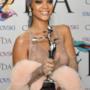 Rihannacon il premio vinto sul red carpet
