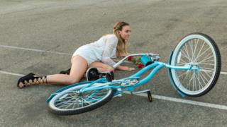 Perrie cade dalla bici nel video di Love Me Like You