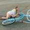 Perrie cade dalla bici nel video di Love Me Like You