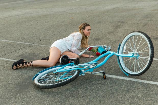 Perrie cade dalla bici nel video di Love Me Like You