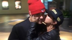 Justin Bieber tiene in braccio Selena Gomez bacio sulla guancia