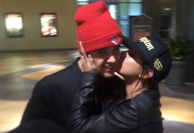 Justin Bieber tiene in braccio Selena Gomez bacio sulla guancia
