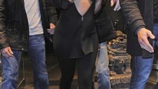 Lady Gaga in reggiseno a spasso per New York - 8