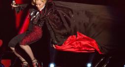 Madonna cade sul palco dei Brit Awards 2015