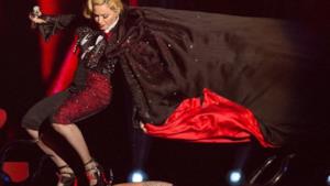 Madonna cade sul palco dei Brit Awards 2015