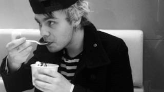 Michael Clifford mangia il gelato