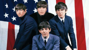 I Beatles posano davanti alla bandiera americana