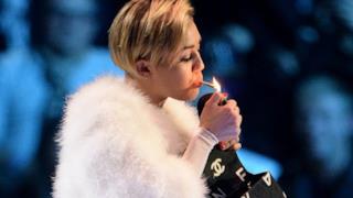 Miley Cyrus Fuma una canna - 8