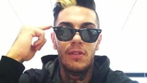 Foto Emis Killa ciuffo biondo