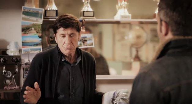 Gianni Morandi nel video di Prima che tutto finisca Gianni Morandi fa il barista