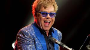 Elton John durante un'esibizione live