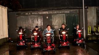 One Direction con alle spalle una vecchia fabbrica