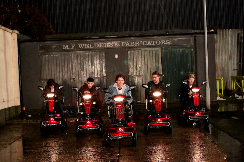 One Direction con alle spalle una vecchia fabbrica