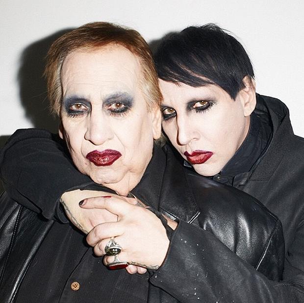 Marilyn Manson abbraccia il papà