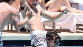 Harry e Niall in piscina a Miami - 5