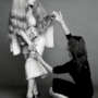 Lady Gaga taglia la gonna con una modella