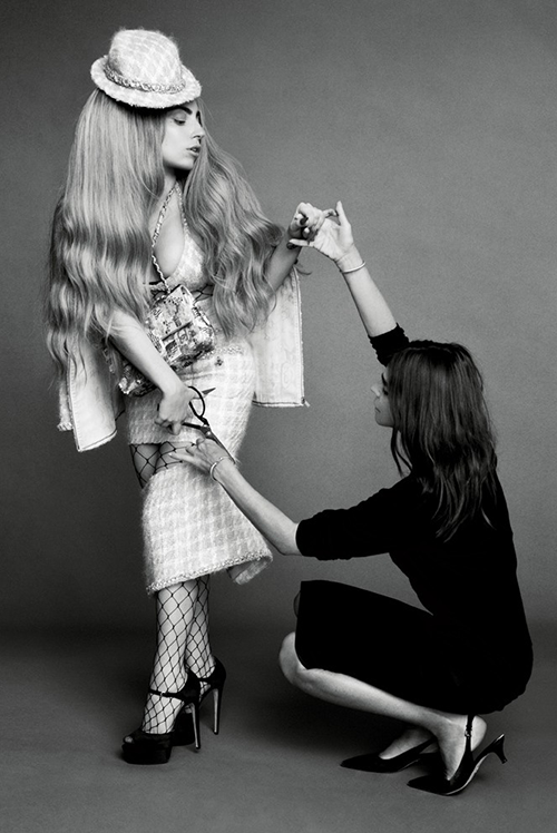 Lady Gaga taglia la gonna con una modella