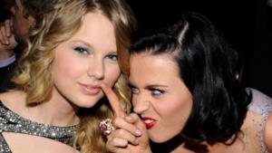 Katy Perry mette un dito nel naso a Taylor Swift