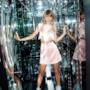 Taylor Swift in una stanza di specchi
