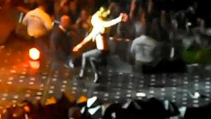 Lady Gaga cade sul palco, ancora una volta
