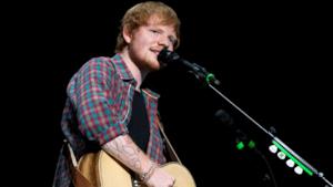 Ed Sheeran suona la chitarra durante un live