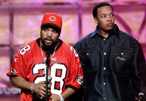 Ice Cube e Dr Dre insieme sul palco dei BET Awards per ritirare un premio