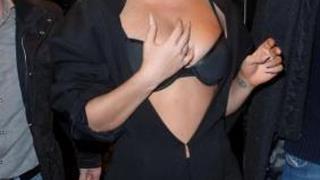 Lady Gaga in reggiseno a spasso per New York - 6