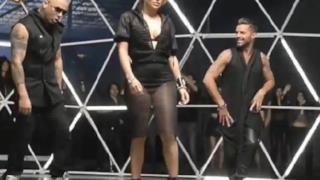 JLo, Ricky Martin e Wisin vestiti di nero in una scena del video