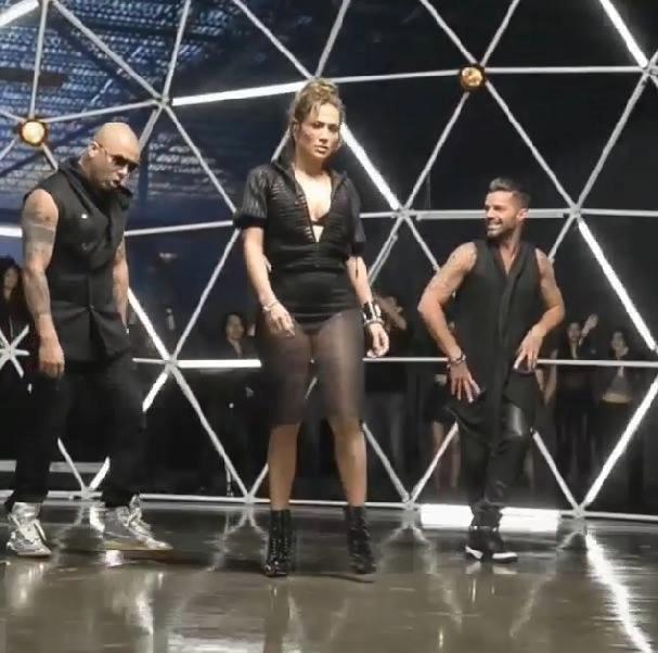 JLo, Ricky Martin e Wisin vestiti di nero in una scena del video