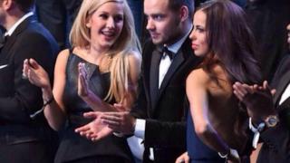 Ellie Goulding e Liam Payne applaudono