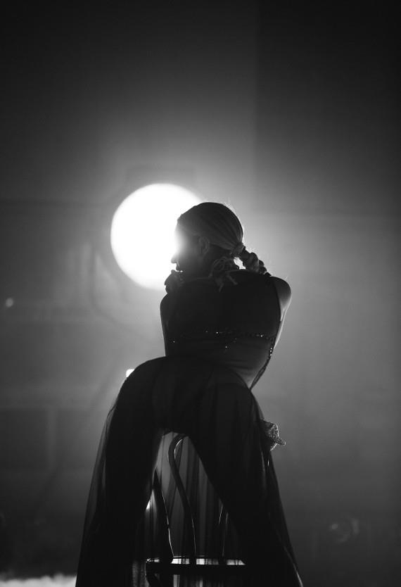 Beyoncé inquadrata da dietro le spalle