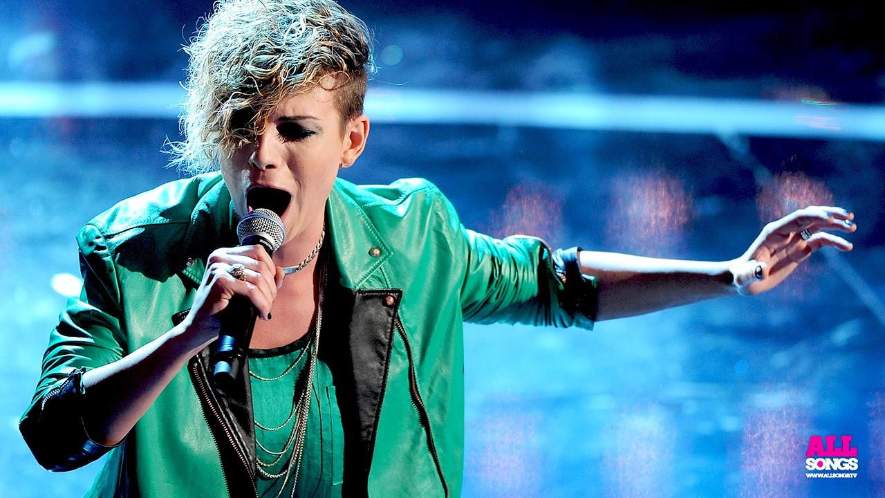 Emma Marrone vestita in verde