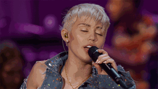 Miley Cyrus canta ad occhi chiusi