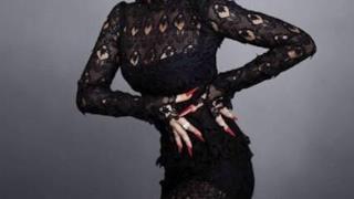 Lady Gaga in abito nero e veletta sul volto