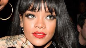 Rihanna in nude look provoca alla sfilata di Balmain a Parigi