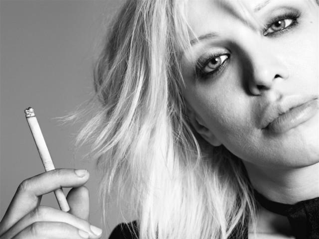 Courtney Love fuma sigaretta