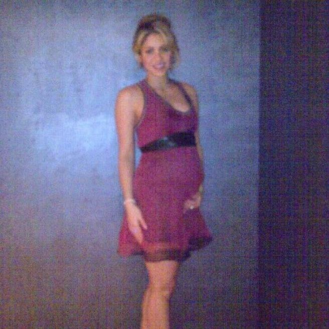 Shakira si tocca la pancia