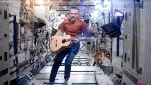 Chris Hadfield, Space Oddity: il primo video di una canzone nello spazio