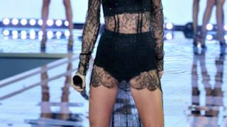 Taylor Swift con un body di pizzo