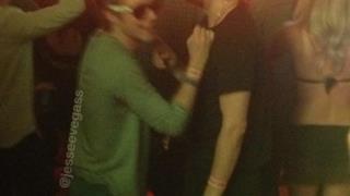 Niall Horan in discoteca con gli ochiali da sole