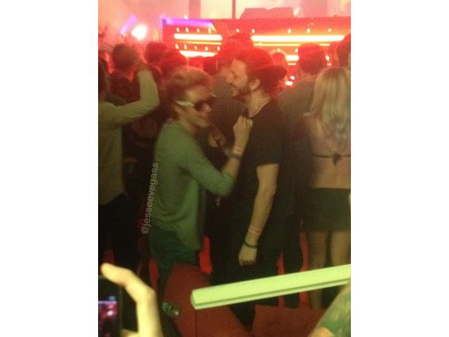 Niall Horan in discoteca con gli ochiali da sole