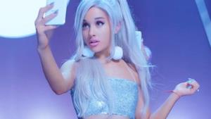 Ariana Grande si fa un selfie con lo smartphone