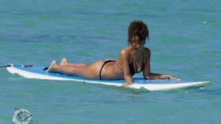 Rihanna Hawaii - surfing