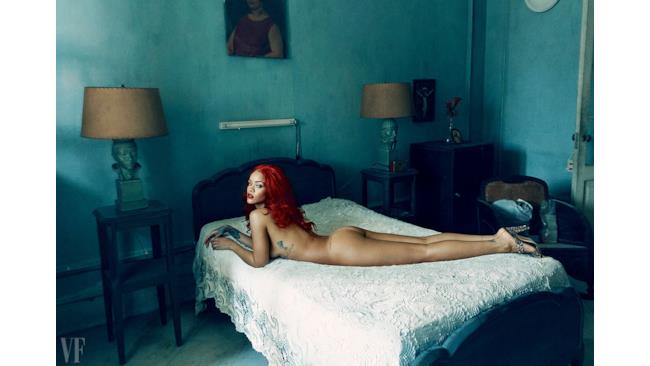 Rihanna nuda sul letto