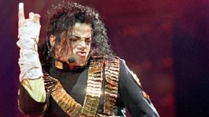 All'asta i vestiti di Michael Jackson, ma prima andranno in tour