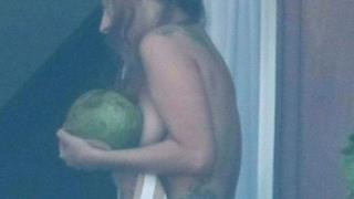 Lady Gaga in topless a Rio de Janeiro foto 2012 - 4